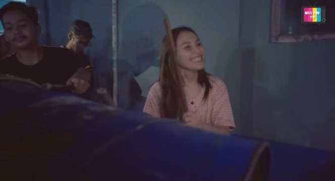 Masih Pakai Baju Tidur, Potret Ayu Ting Ting Keliling Kampung Bangunin Warga Sahur