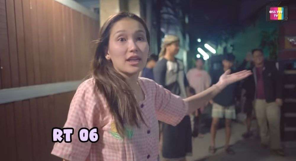 Masih Pakai Baju Tidur, Potret Ayu Ting Ting Keliling Kampung Bangunin Warga Sahur