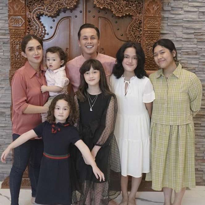 8 Potret Artis Ganteng Nikahi Janda Banyak Anak, Aktor Terakhir Dituding Cuma Incar Harta 
