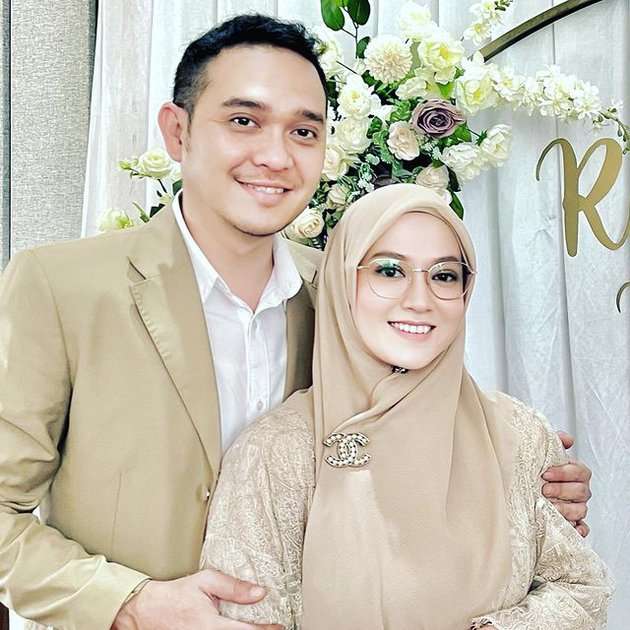 8 Potret Artis Ganteng Nikahi Janda Banyak Anak, Aktor Terakhir Dituding Cuma Incar Harta 