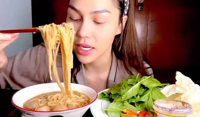 Potret DJ Katty Butterfly Bikin Konten Mukbang Buka Puasa, Netizen Kaget Porsinya Jumbo!