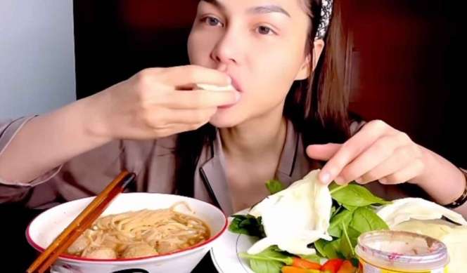 Potret DJ Katty Butterfly Bikin Konten Mukbang Buka Puasa, Netizen Kaget Porsinya Jumbo!