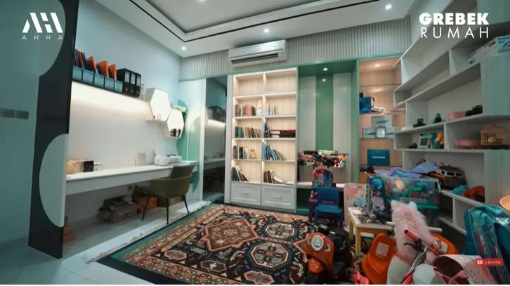 Saingan Sultan Andara! 15 Potret Rumah Mewah Putra Siregar Seluas 1 Hektar, Berjejer Arwana Miliaran Rupiah