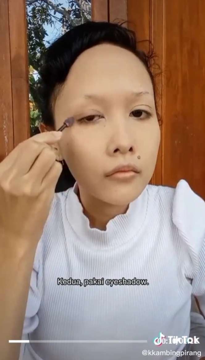 Viral Wanita Bagikan Tutorial Makeup Jadul 1930-an, Alisnya Cuma Segaris, Malah Dibilang Mirip Suzzana!