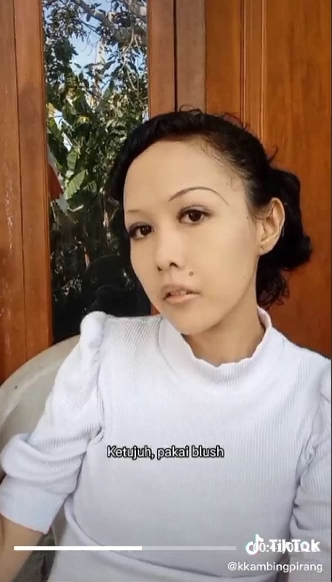 Viral Wanita Bagikan Tutorial Makeup Jadul 1930-an, Alisnya Cuma Segaris, Malah Dibilang Mirip Suzzana!