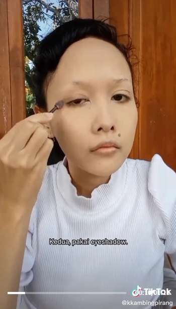 Viral Wanita Bagikan Tutorial Makeup Jadul 1930-an, Alisnya Cuma Segaris, Malah Dibilang Mirip Suzzana!