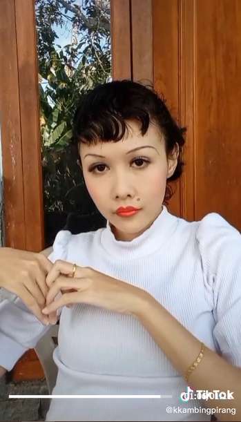 Viral Wanita Bagikan Tutorial Makeup Jadul 1930-an, Alisnya Cuma Segaris, Malah Dibilang Mirip Suzzana!