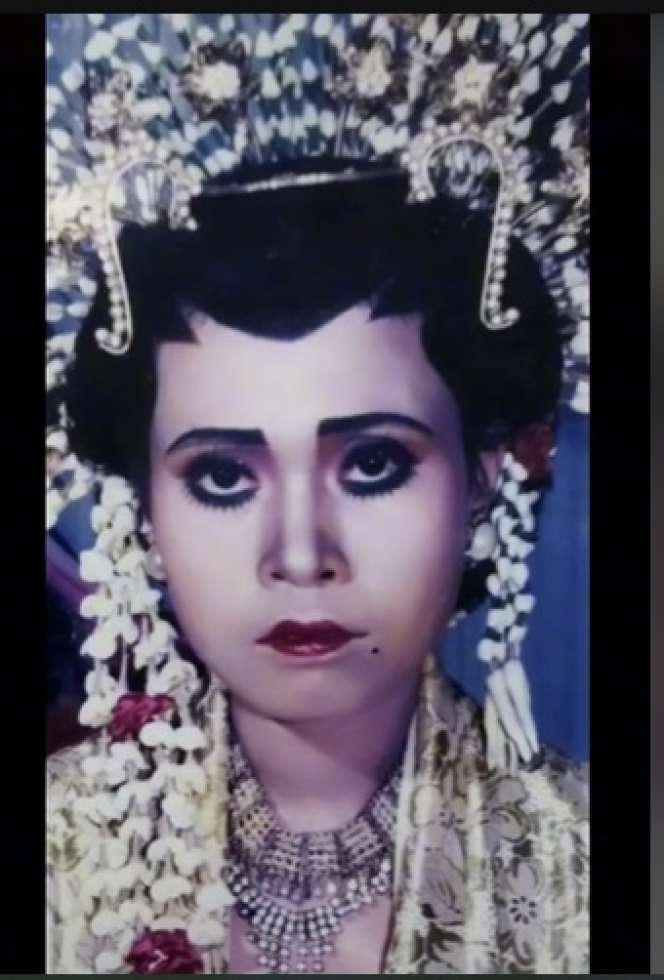Sang Ibu Nikah di Tahun 90-an, Anaknya Pun Diminta Pakai Jasa MUA yang Sama, Hasilnya Bikin Deg-degan, Takut Ketinggalan Zaman!