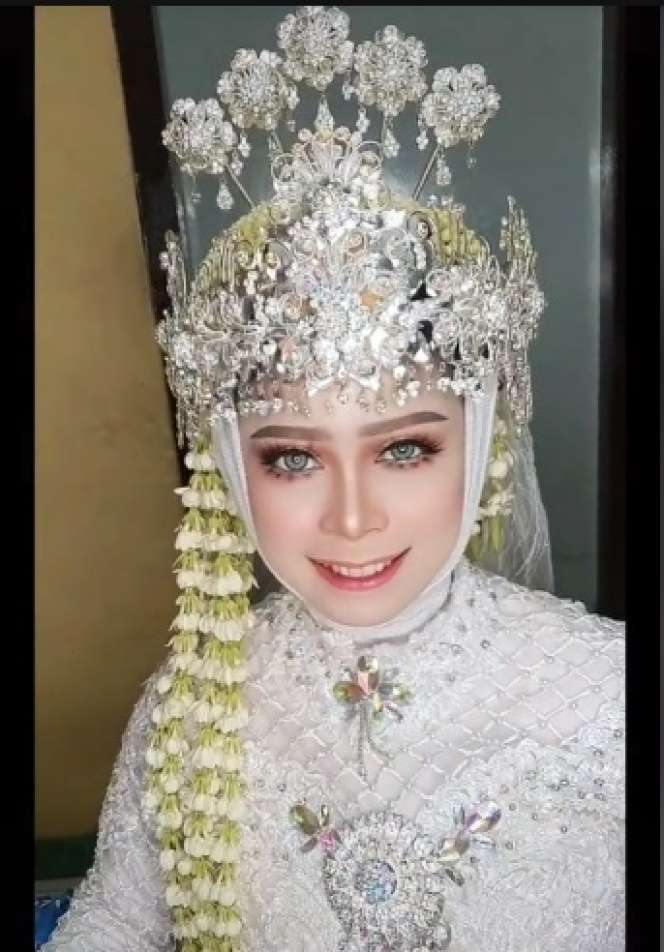 Sang Ibu Nikah di Tahun 90-an, Anaknya Pun Diminta Pakai Jasa MUA yang Sama, Hasilnya Bikin Deg-degan, Takut Ketinggalan Zaman!