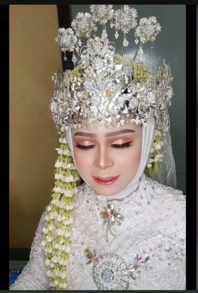 Sang Ibu Nikah di Tahun 90-an, Anaknya Pun Diminta Pakai Jasa MUA yang Sama, Hasilnya Bikin Deg-degan, Takut Ketinggalan Zaman!