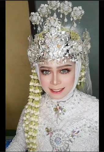 Sang Ibu Nikah di Tahun 90-an, Anaknya Pun Diminta Pakai Jasa MUA yang Sama, Hasilnya Bikin Deg-degan, Takut Ketinggalan Zaman!