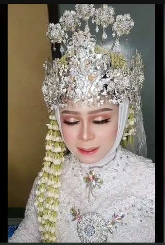 Sang Ibu Nikah di Tahun 90-an, Anaknya Pun Diminta Pakai Jasa MUA yang Sama, Hasilnya Bikin Deg-degan, Takut Ketinggalan Zaman!