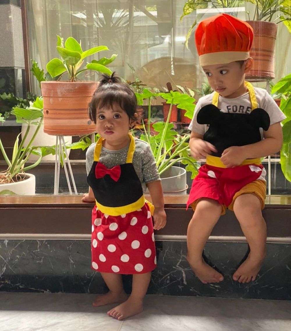 10 Gaya Anak Artis Cosplay Ala Tokoh Kartun, Rayyanza Jadi Larry Si Lobster di Serial Spongebob, Gemes Pol