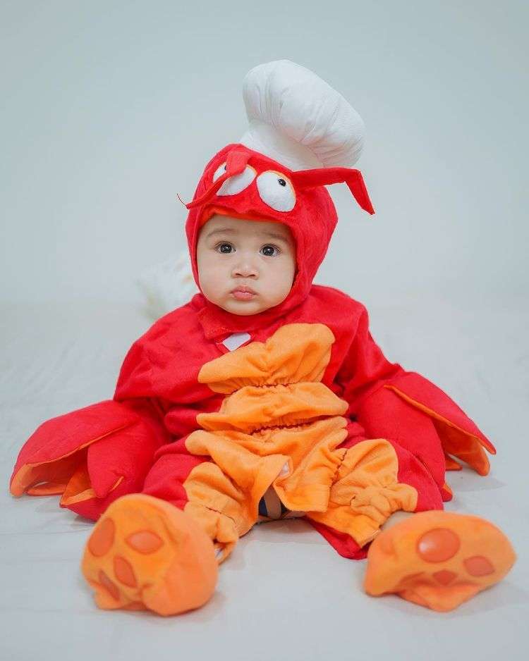 10 Gaya Anak Artis Cosplay Ala Tokoh Kartun, Rayyanza Jadi Larry Si Lobster di Serial Spongebob, Gemes Pol