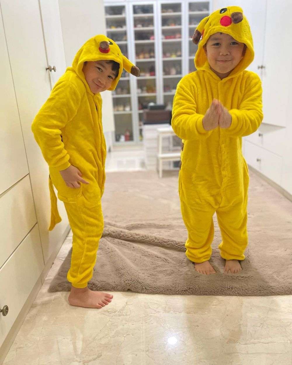 10 Gaya Anak Artis Cosplay Ala Tokoh Kartun, Rayyanza Jadi Larry Si Lobster di Serial Spongebob, Gemes Pol