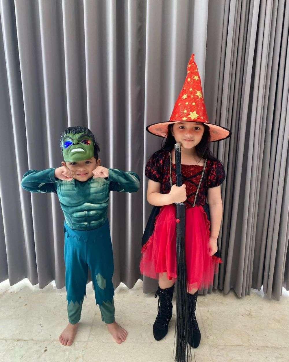 10 Gaya Anak Artis Cosplay Ala Tokoh Kartun, Rayyanza Jadi Larry Si Lobster di Serial Spongebob, Gemes Pol
