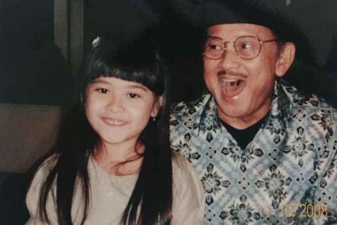 Ingat Bocah yang Foto Bareng BJ Habibie? Kini Jadi Artis Cantik dan Terkenal, Lihat Potretnya Sekarang