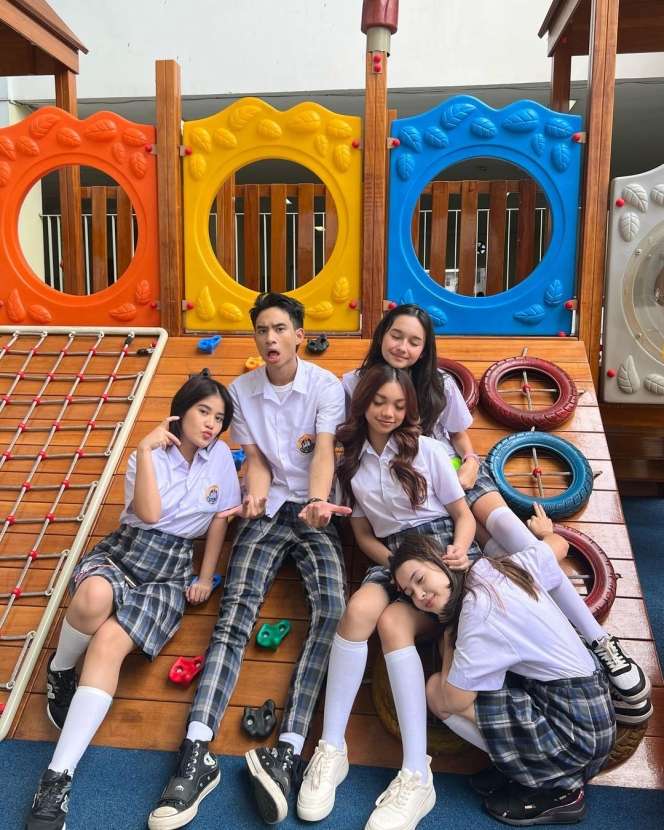 Ingat Bocah yang Foto Bareng BJ Habibie? Kini Jadi Artis Cantik dan Terkenal, Lihat Potretnya Sekarang