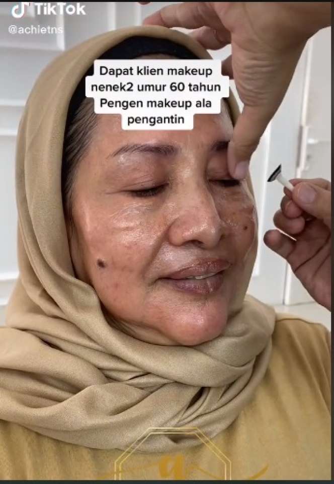 Potret Nenek 60 Tahun Dirias Ala Makeup Pengantin, Awalnya MUA Bingung Pasang Softlens, Endingnya Malah Kayak Gini…
