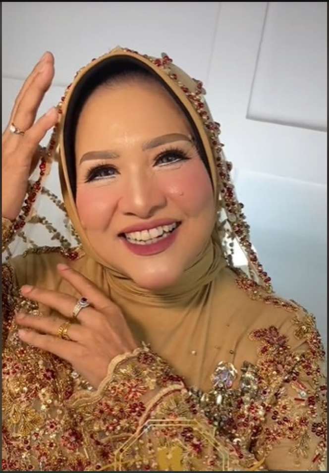 Potret Nenek 60 Tahun Dirias Ala Makeup Pengantin, Awalnya MUA Bingung Pasang Softlens, Endingnya Malah Kayak Gini…