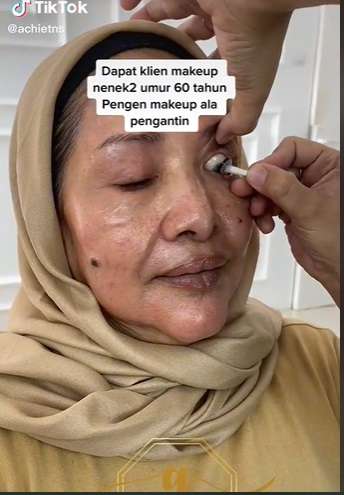 Potret Nenek 60 Tahun Dirias Ala Makeup Pengantin, Awalnya MUA Bingung Pasang Softlens, Endingnya Malah Kayak Gini…