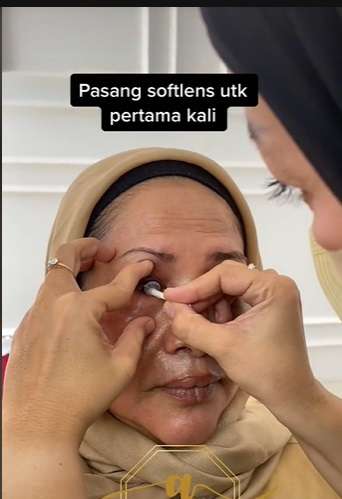 Potret Nenek 60 Tahun Dirias Ala Makeup Pengantin, Awalnya MUA Bingung Pasang Softlens, Endingnya Malah Kayak Gini…