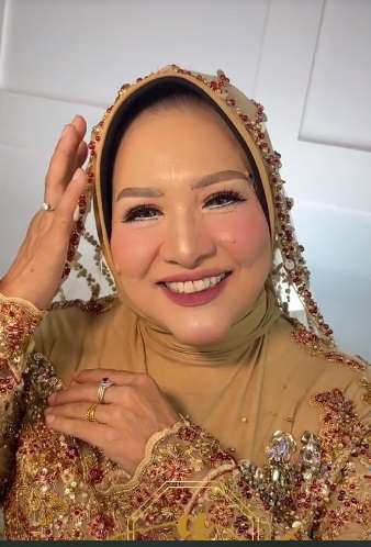Potret Nenek 60 Tahun Dirias Ala Makeup Pengantin, Awalnya MUA Bingung Pasang Softlens, Endingnya Malah Kayak Gini…