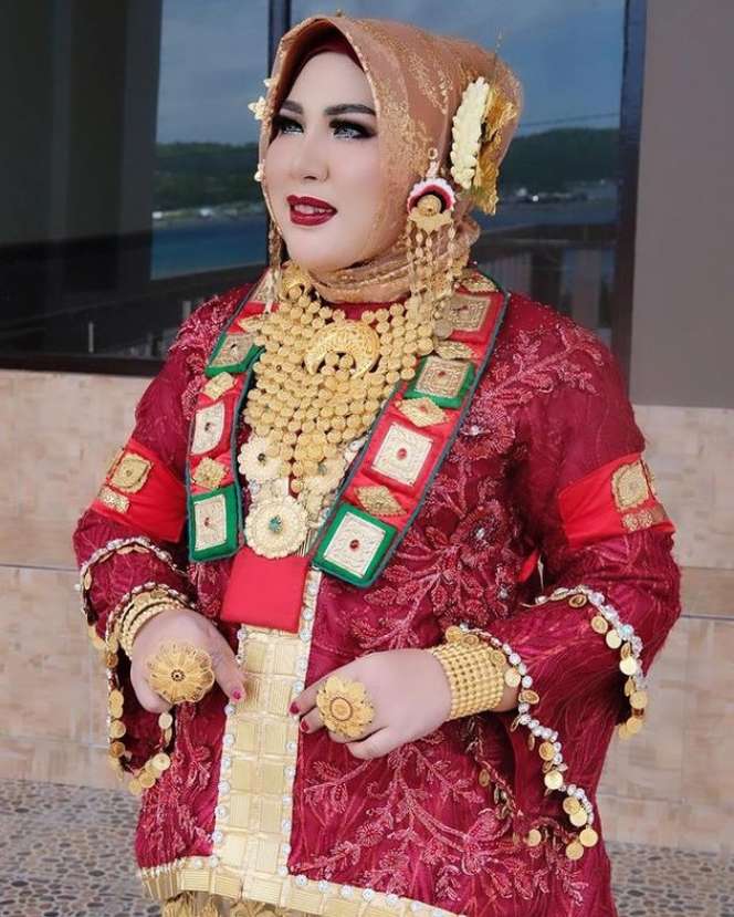 Pernah Jadi Biduan, Potret Mira Hayati yang Viral Beli Tas Emas Rp500 Juta