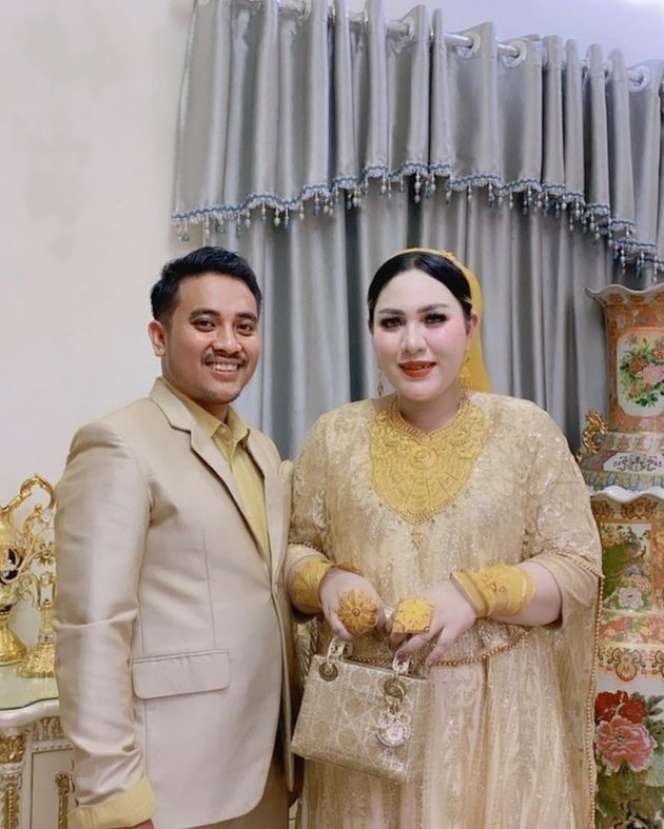 Pernah Jadi Biduan, Potret Mira Hayati yang Viral Beli Tas Emas Rp500 Juta