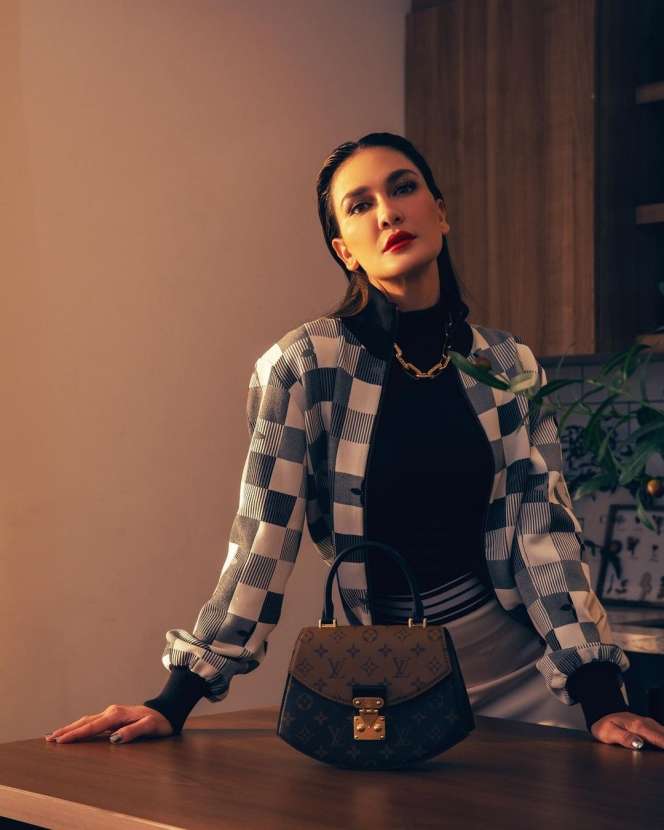 10 Adu Gaya Luna Maya VS Cut Tari, Dulu Tersandung Kasus Sama, Kini Nasibnya Bak Bumi & Langit?
