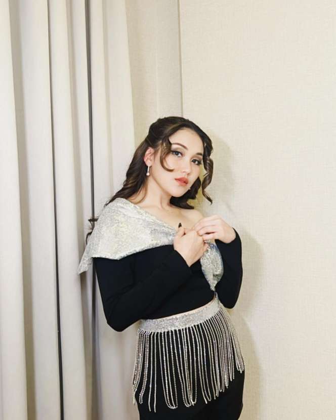 10 Adu Gaya Ayu Ting Ting VS Karen Vendela, Dua Wanita Bikin Boy William Jatuh Hati, Siapa Lebih Cocok?
