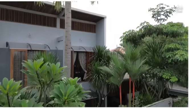 Potret Rumah Mewah Bernuansa Resort, Ada Sungai Mengalir di Bawahnya, Auto Betah!