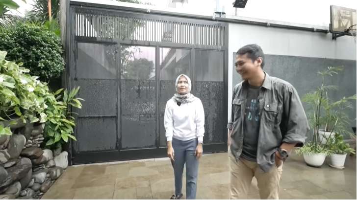 Potret Rumah Mewah Bernuansa Resort, Ada Sungai Mengalir di Bawahnya, Auto Betah!