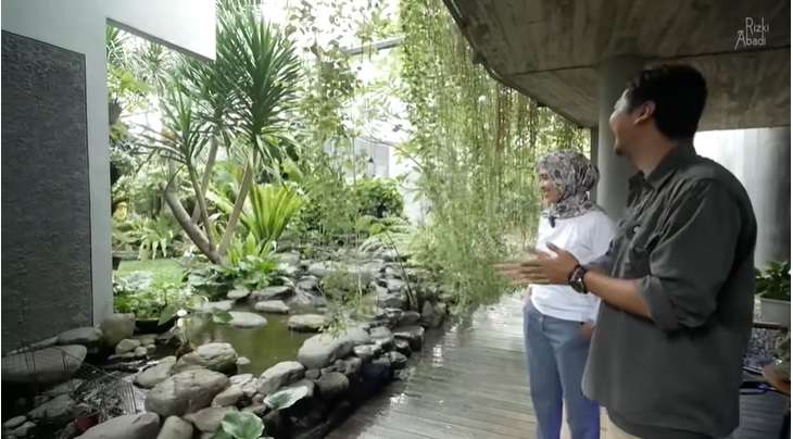 Potret Rumah Mewah Bernuansa Resort, Ada Sungai Mengalir di Bawahnya, Auto Betah!