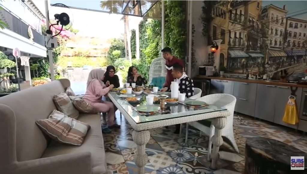 10 Adu Mewah Rumah Rieta Amalia VS Gideon Tengker, Bak Bumi dan Langit, Yang Satu Sederhana Banget!