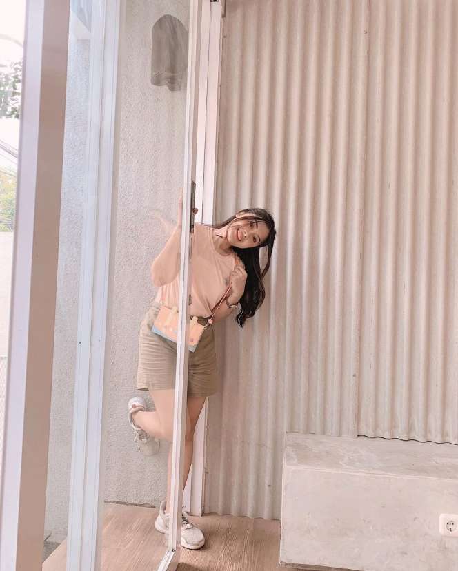 Potret Aisyah Calon Istri Deni Anak Emak `Preman Pensiun 8` di Kehidupan Nyata, Penampilannya Beda Banget, Bak Langit dan Bumi!