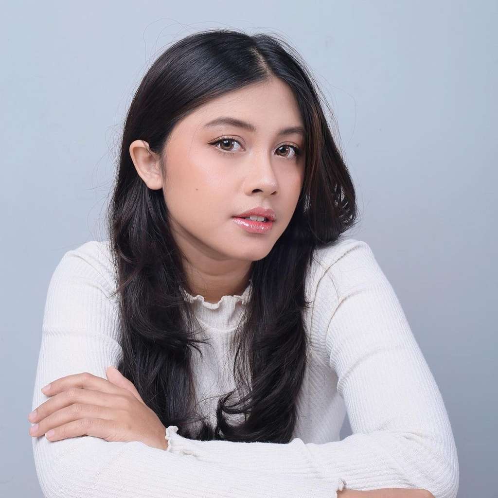 Potret Aisyah Calon Istri Deni Anak Emak `Preman Pensiun 8` di Kehidupan Nyata, Penampilannya Beda Banget, Bak Langit dan Bumi!