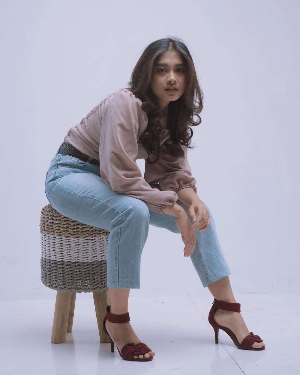 Potret Aisyah Calon Istri Deni Anak Emak `Preman Pensiun 8` di Kehidupan Nyata, Penampilannya Beda Banget, Bak Langit dan Bumi!