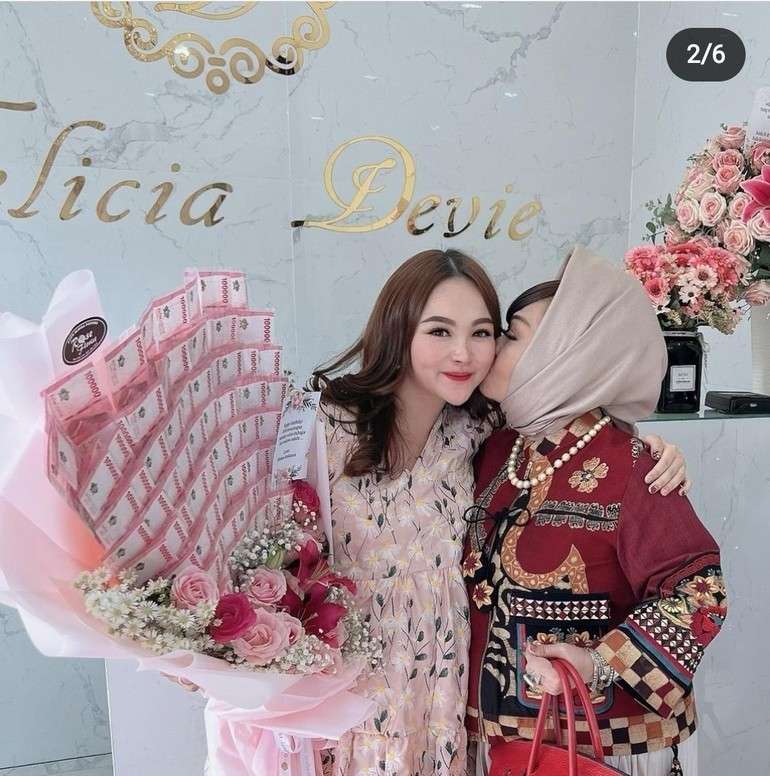 10 Gaya Hijab Reihana, Kepala Dinkes Lampung yang Viral, Mirip Jambul Khatulistiwa Syahrini!