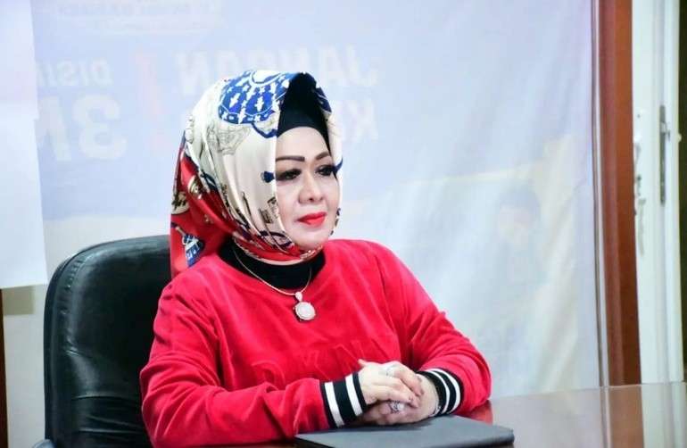 10 Gaya Hijab Reihana, Kepala Dinkes Lampung yang Viral, Mirip Jambul Khatulistiwa Syahrini!