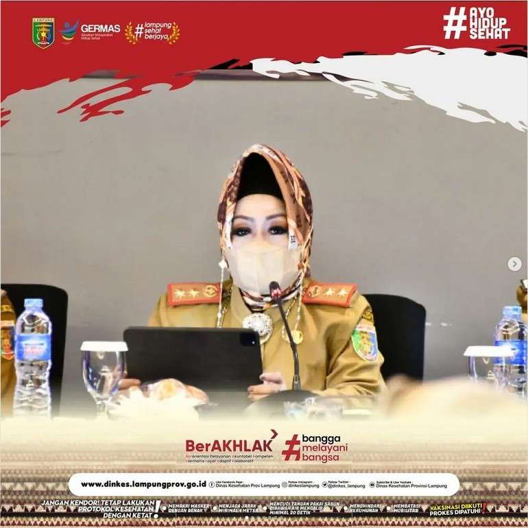 10 Gaya Hijab Reihana, Kepala Dinkes Lampung yang Viral, Mirip Jambul Khatulistiwa Syahrini!