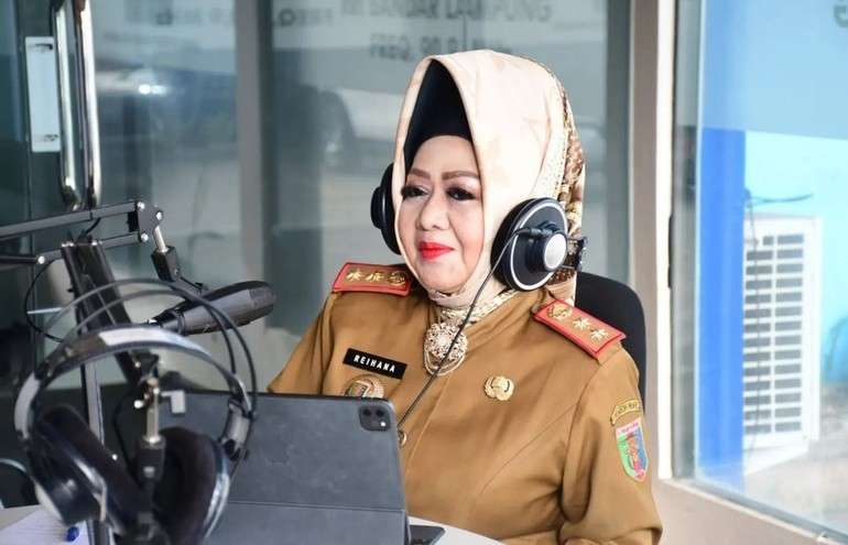 10 Gaya Hijab Reihana, Kepala Dinkes Lampung yang Viral, Mirip Jambul Khatulistiwa Syahrini!