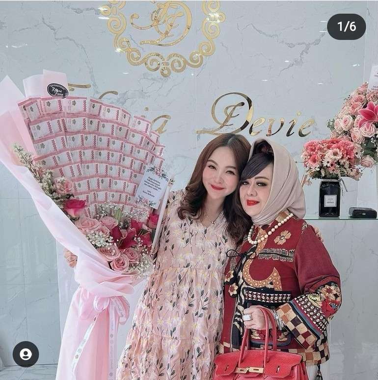 10 Gaya Hijab Reihana, Kepala Dinkes Lampung yang Viral, Mirip Jambul Khatulistiwa Syahrini!
