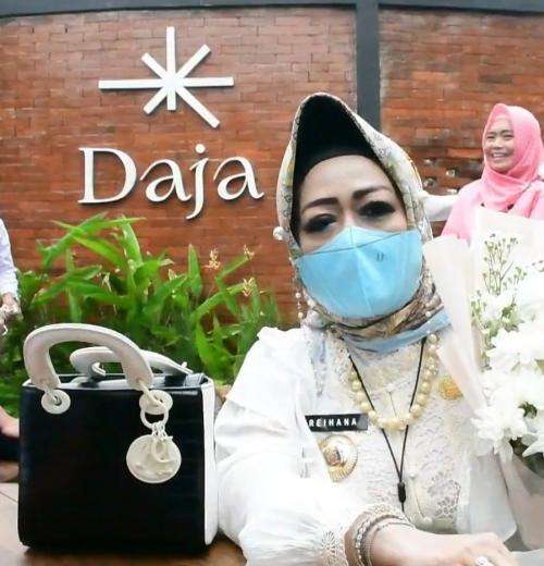 10 Gaya Hijab Reihana, Kepala Dinkes Lampung yang Viral, Mirip Jambul Khatulistiwa Syahrini!