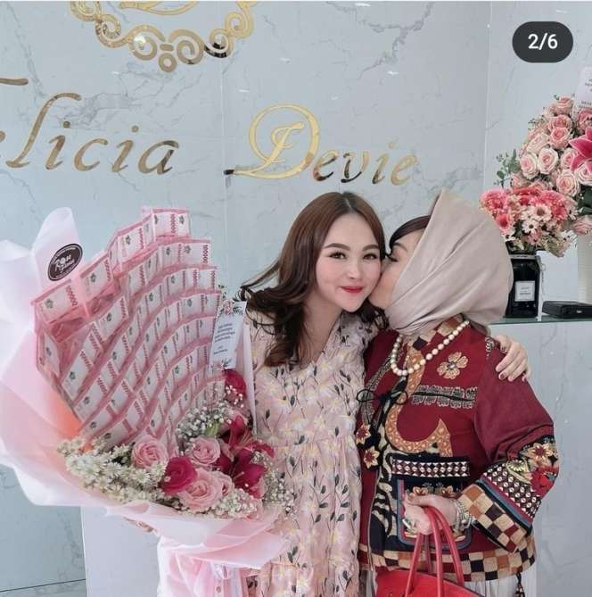 10 Gaya Hijab Reihana, Kepala Dinkes Lampung yang Viral, Mirip Jambul Khatulistiwa Syahrini!
