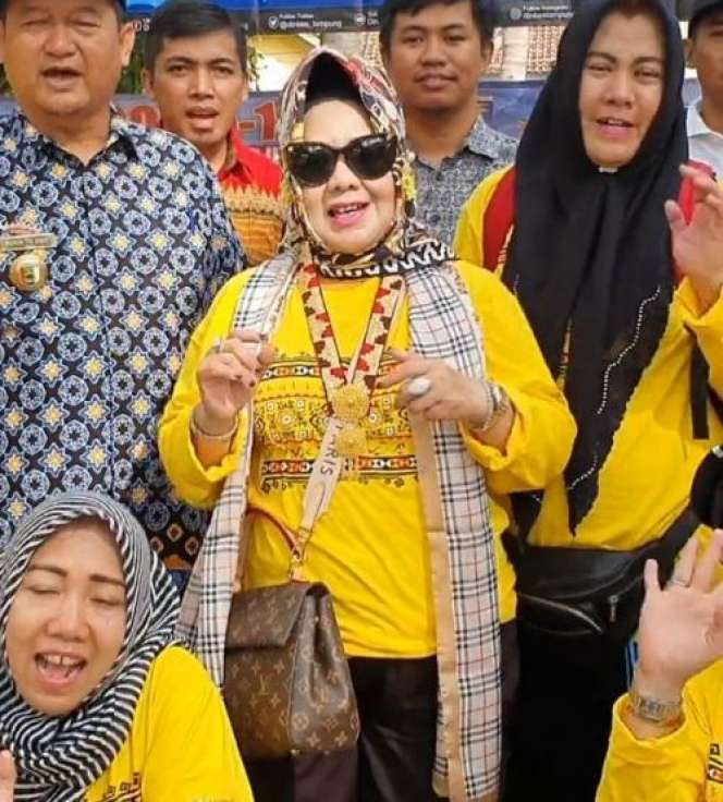 10 Gaya Hijab Reihana, Kepala Dinkes Lampung yang Viral, Mirip Jambul Khatulistiwa Syahrini!