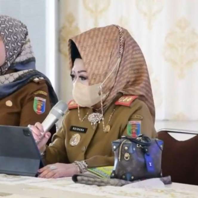 10 Gaya Hijab Reihana, Kepala Dinkes Lampung yang Viral, Mirip Jambul Khatulistiwa Syahrini!