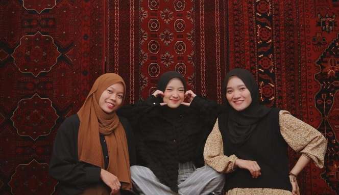 8 Potret Nissa Sabyan Bukber Bareng Ayus dan Sahabat, Kepergok Pakai Baju Couple?