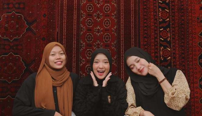 8 Potret Nissa Sabyan Bukber Bareng Ayus dan Sahabat, Kepergok Pakai Baju Couple?