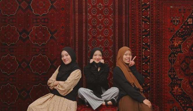 8 Potret Nissa Sabyan Bukber Bareng Ayus dan Sahabat, Kepergok Pakai Baju Couple?